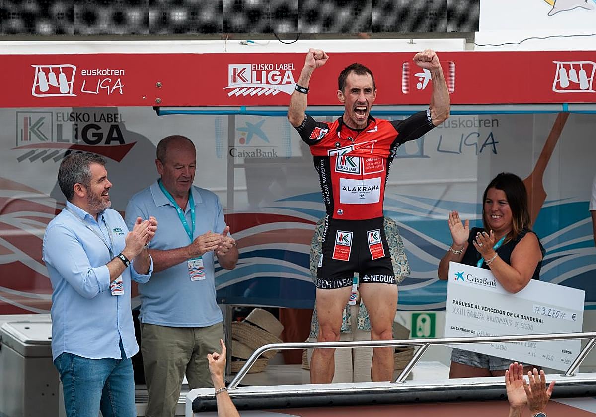 El patrón de Urdaibai, Gorka Aranberri, alza los brazos.