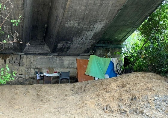 Josune escribe: «Quiero expresar mi indignación por la situación en Ibaeta. Hace dos meses, unas personas sin hogar montaron una chabola en nuestro barrio, frente a Expocasión, acumulando muebles y basura y creando un foco de insalubridad y peligro. A pesar de nuestras repetidas llamadas a la Guardia Municipal, no han hecho nada. Es inaceptable que tengamos que vivir así, especialmente en una zona frecuentada por niños».