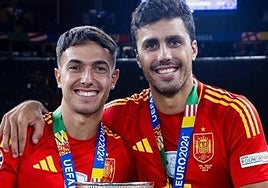 Zubimendi y Rodri posan tras ganar la Eurocopa