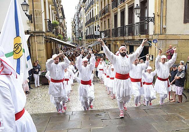 Los dantzaris de Arkaitz Dantza taldea, actuando en Semana Grande