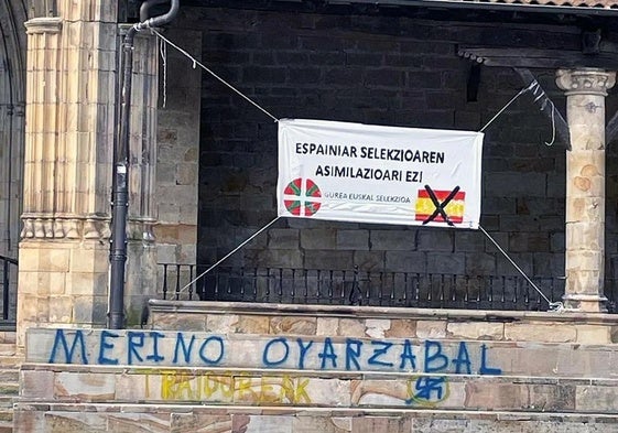 Pintada y pancarta contra Mikel Merino y Mikel Oyarzabal en Elorrio, Bizkaia.