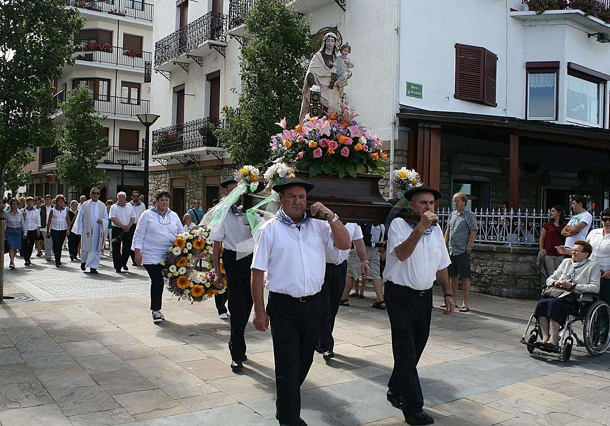 Día de la virgen del Carmen en Hondarribia, procesión con la imagen de la virgen a cargo de los arrantzales de la localidad.