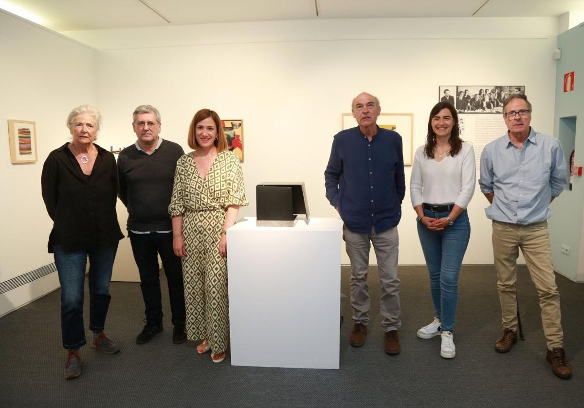 Hijos y familiares de Basterretxea, responsables de la exposición y representantes institucionales en la presentación de este martes.