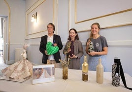 Elena Arzak y Helena Ruiz de Azúa, con las botellas.