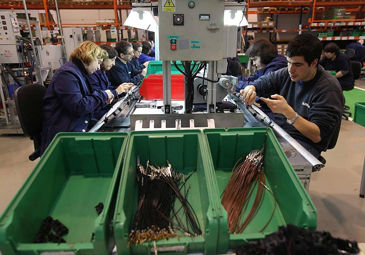 Trabajadores de Gureak en la planta de Donostia.