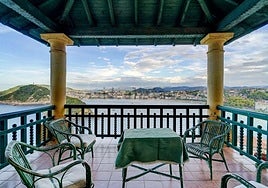 Vista de la bahía de San Sebastián desde la villa del siglo XX en el monte Igueldo, a la venta por seis millones de euros.
