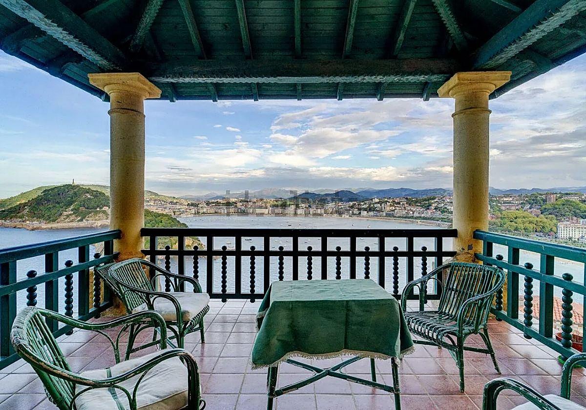 Vista de la bahía de San Sebastián desde la villa del siglo XX en el monte Igueldo, a la venta por seis millones de euros.