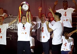 Mikel Oyarzabal levanta el trofeo mientras Morata le dedica unas palabras.