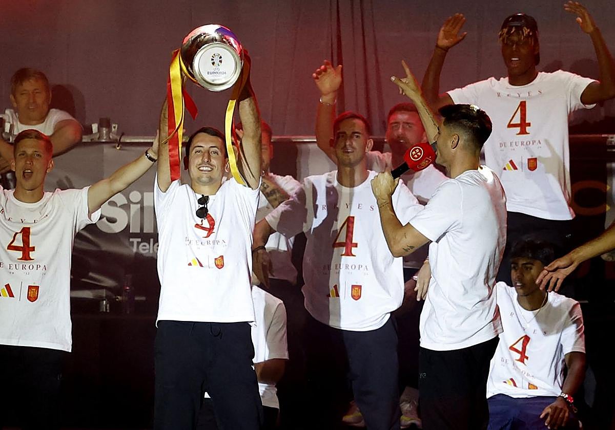 Mikel Oyarzabal levanta el trofeo mientras Morata le dedica unas palabras.