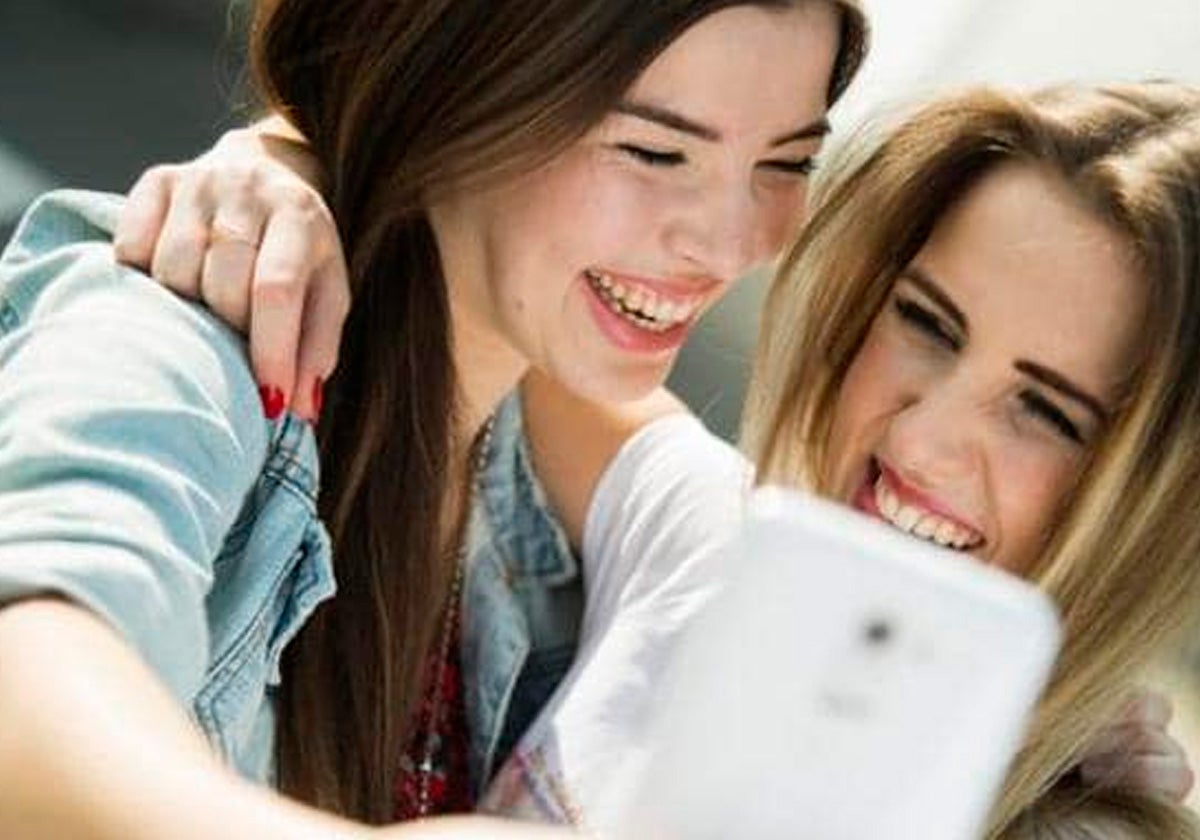 Dos amigas en un selfie.