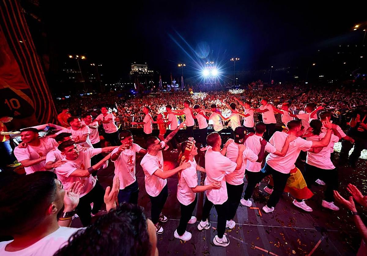 Los 27 jugadores disfrutaron sobre el escenario con música, baile y Morata como maetro de ceremonias.