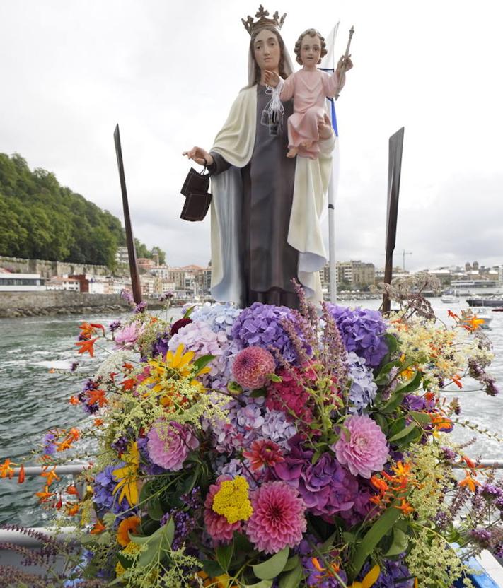 Imagen secundaria 2 - La Virgen del Carmen surca las aguas de La Concha en el homenaje a los marinos guipuzcoanos
