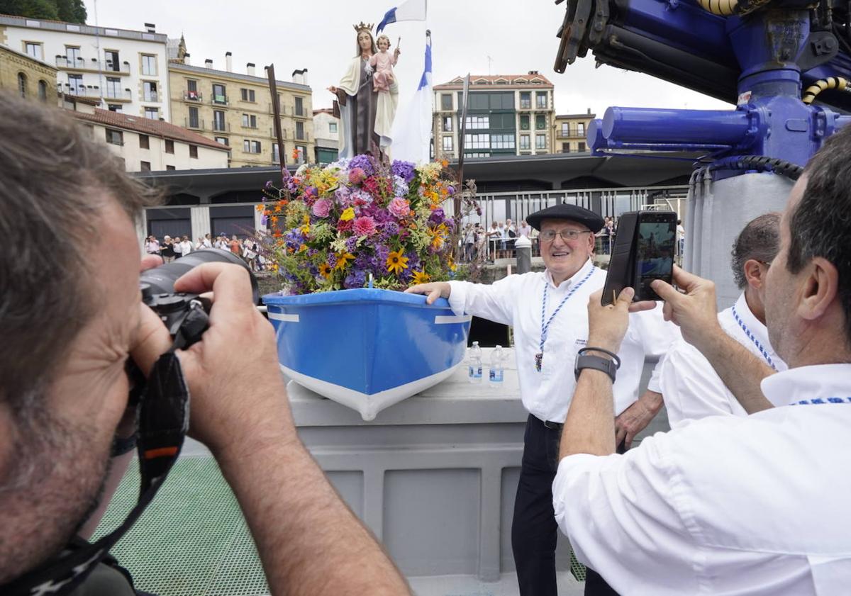 Imagen principal - La Virgen del Carmen surca las aguas de La Concha en el homenaje a los marinos guipuzcoanos