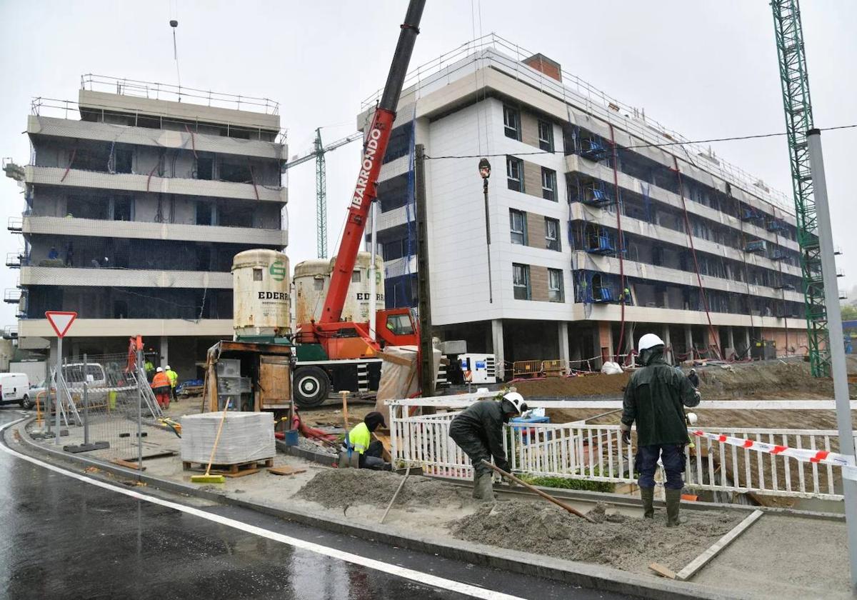 Varios obreros trabajan en las inmediaciones de un barrio de varios edificios que se está edificando a la entrada de Zarautz, cerca del acceso al peaje de la AP-8.