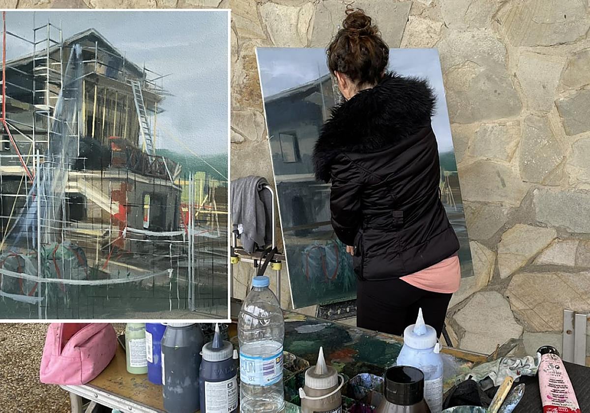 La bilbaína Leticia Gaspar pinta su lienzo y al lado la obra ganadora una vez terminada.