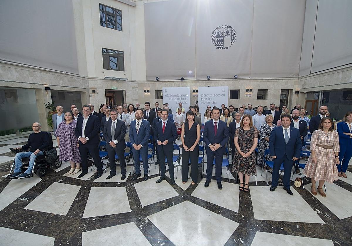 Denis Itxaso, Imanol Pradales, Esther Apraiz y Mikel Torres encabezaron la reunión por el Pacto Social de Vivienda de Euskadi.