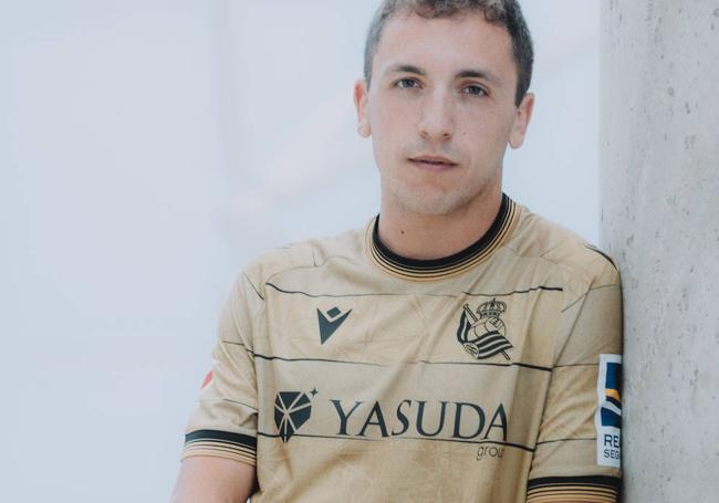 Olasagasti, con la segunda camiseta de la Real.