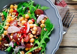 Una ensalada de garbanzos resulta muy nutritiva y es una opción ideal para consumir legumbres en la época estival.