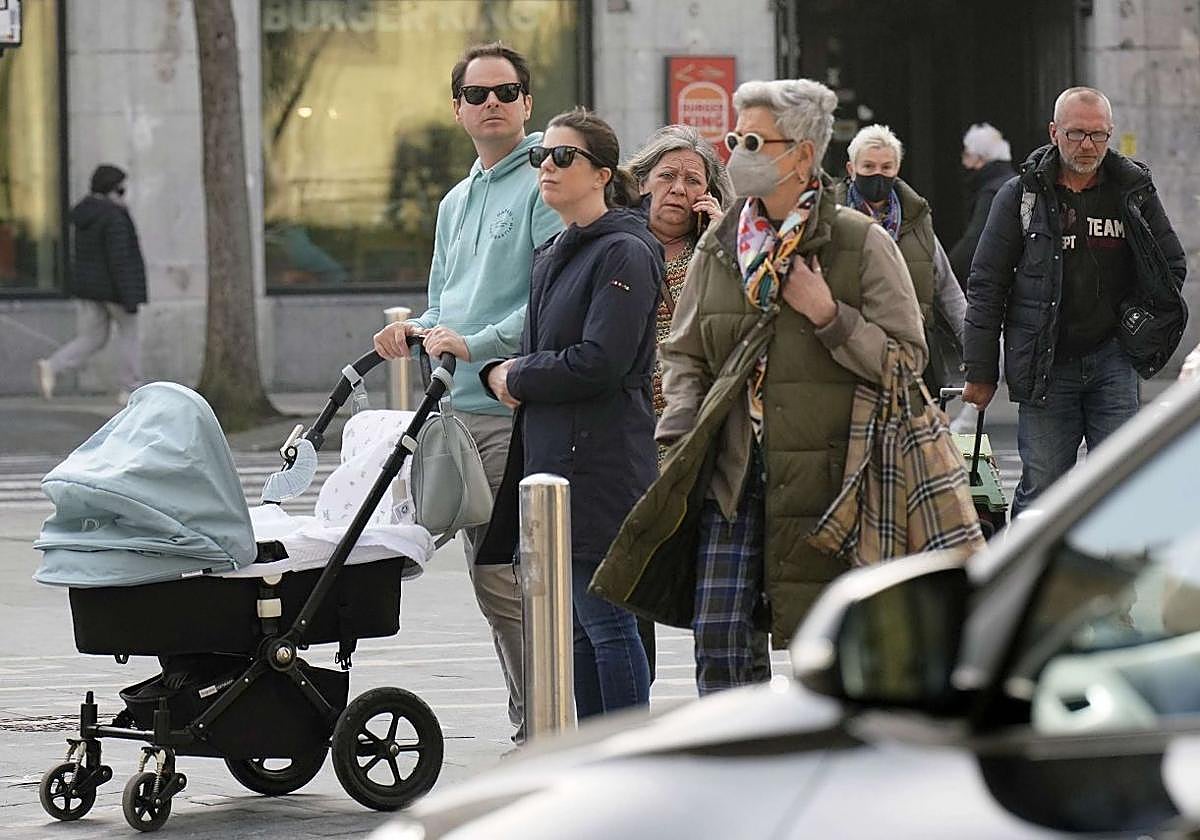 Varias personas portan la mascarilla en San Sebastián en una imagen de archivo.