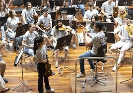 La violinista Seohyun Kim ensayando junto a la Joven Orquesta este miércoles.