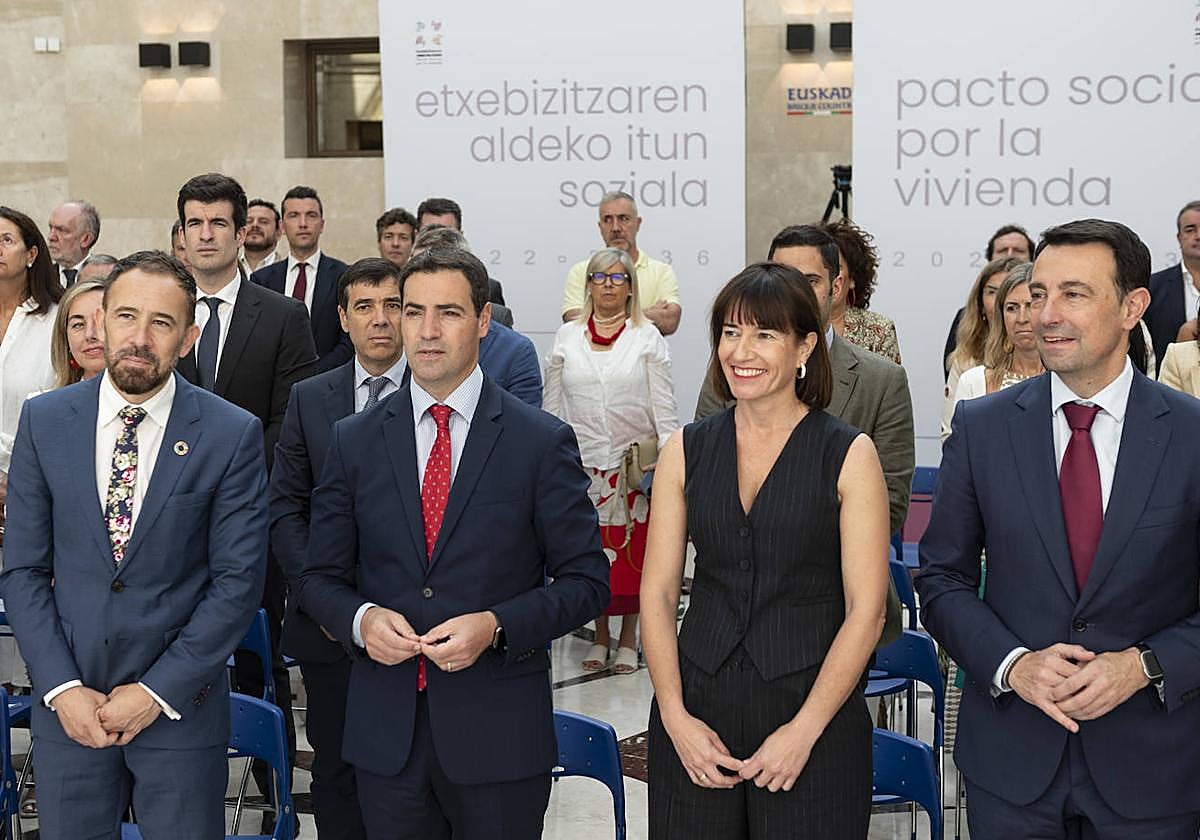 Denis Itxaso, Imanol Pradales, Esther Apraiz y Mikel Torres, en la presentación del pacto social por la vivienda de este miércoles.