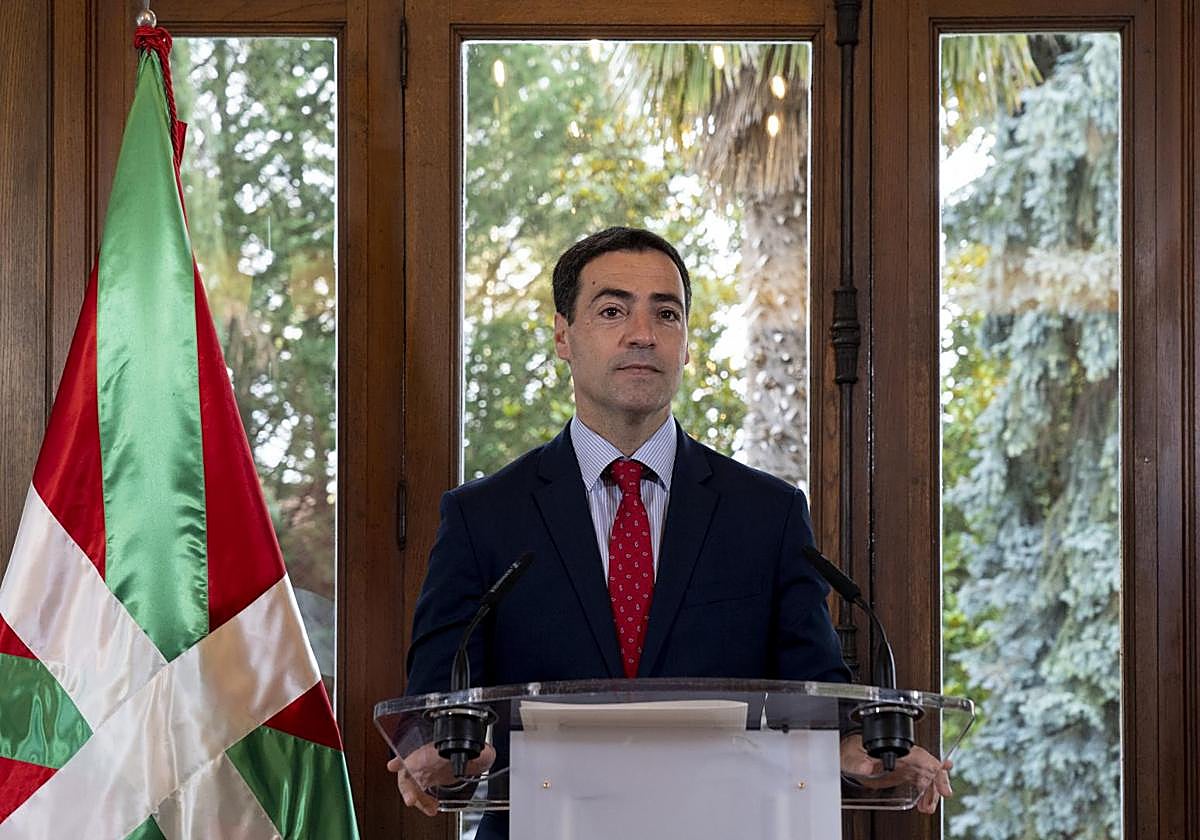 Imanol Pradales en su comparecencia este martes en Ajuria Enea