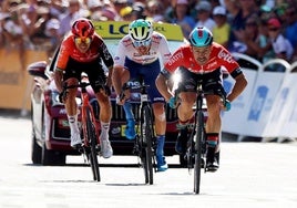 Victor Campenaerts bate a Matteo Vercher y Michal Kwiatkowski en la meta de Barcelonette.