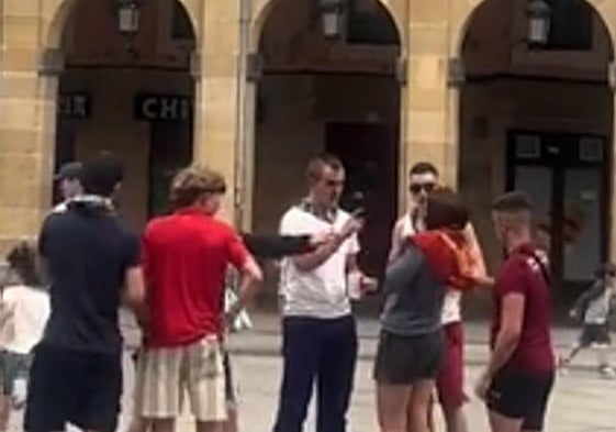 La Ertzaintza investiga por un delito de odio a varios jóvenes que quitaron la bandera de España a otra joven en Donostia