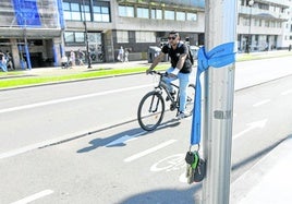 Hace unos días apareció un llavero perdido en la plaza Clara Campoamor de La Concha, frente a la discoteca Bataplán. Algún buen ciudadano las encontró y las colgó de esta guisa en el poste de una de las señales del bidegorri que atraviesa esta concurrida zona. Es de esperar que su dueño haya podido recuperarlo, ahorrándose un disgusto.