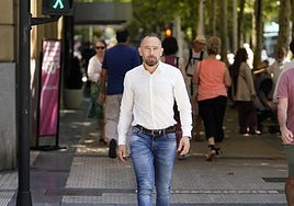 El nuevo consejero de Vivienda y Agenda Urbana, Denis Itxaso, pasea por la Avenida de la Libertad en Donostia.