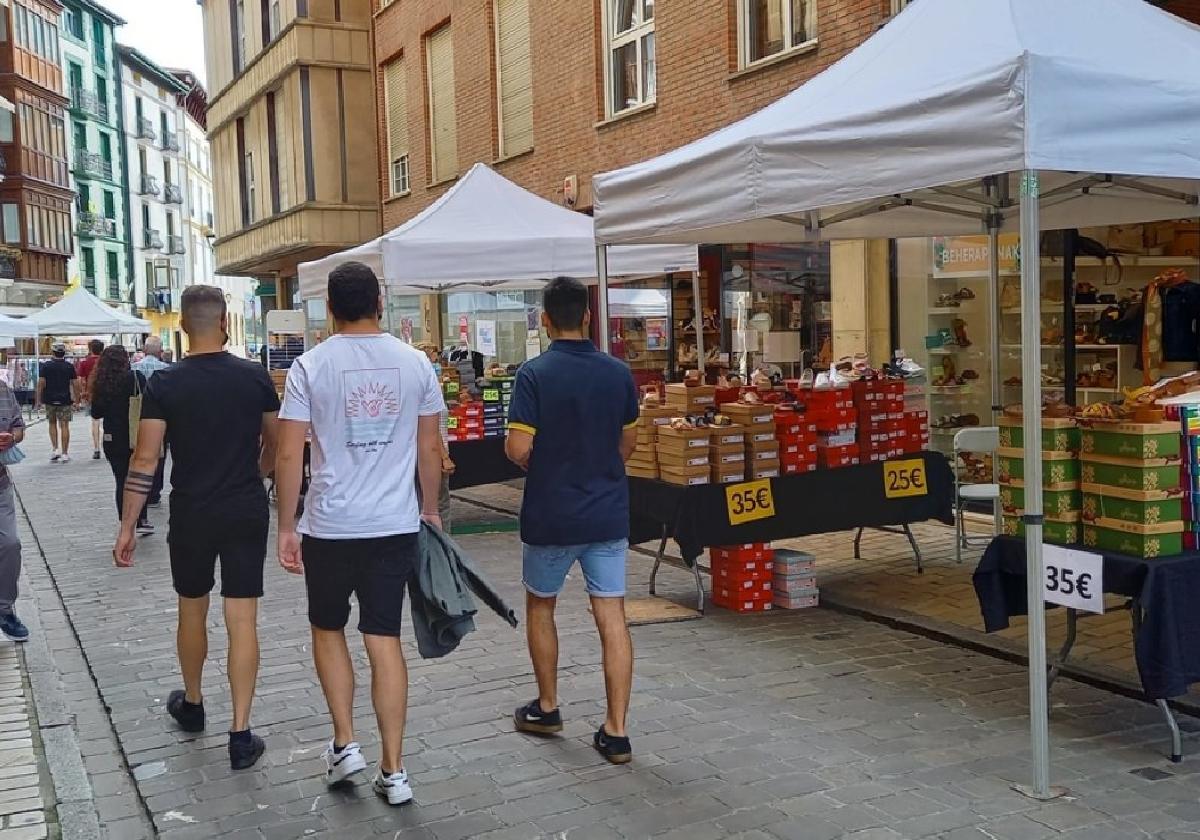 Zumaia: El pequeño comercio de Zumaia saca a la calle sus chollos y ofertas  | El Diario Vasco