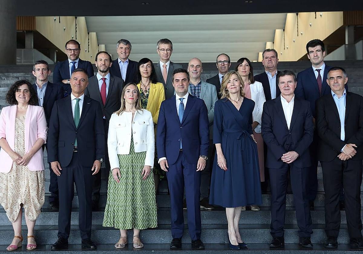 Mikel Jauregui, en el centro, con los responsables de los clústeres.