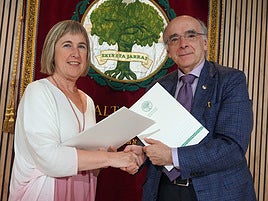 Igone Etxebarria Labayru Fundazioko zuzendaria eta Andres Urrutia euskaltzainburua.