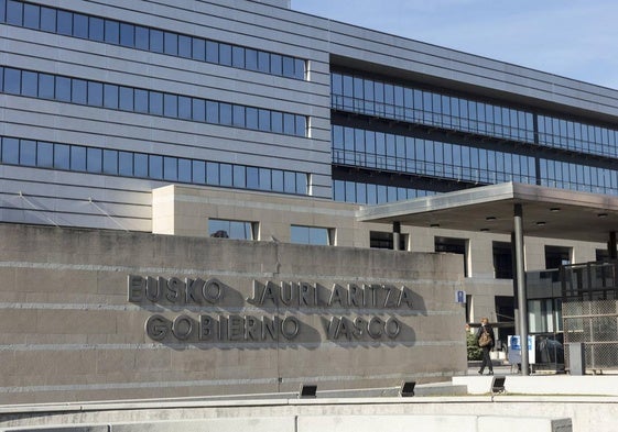 La caída afecta al 70-80% de ordenadores de la administración vasca: «La prioridad es recuperar los puestos en Osakidetza»