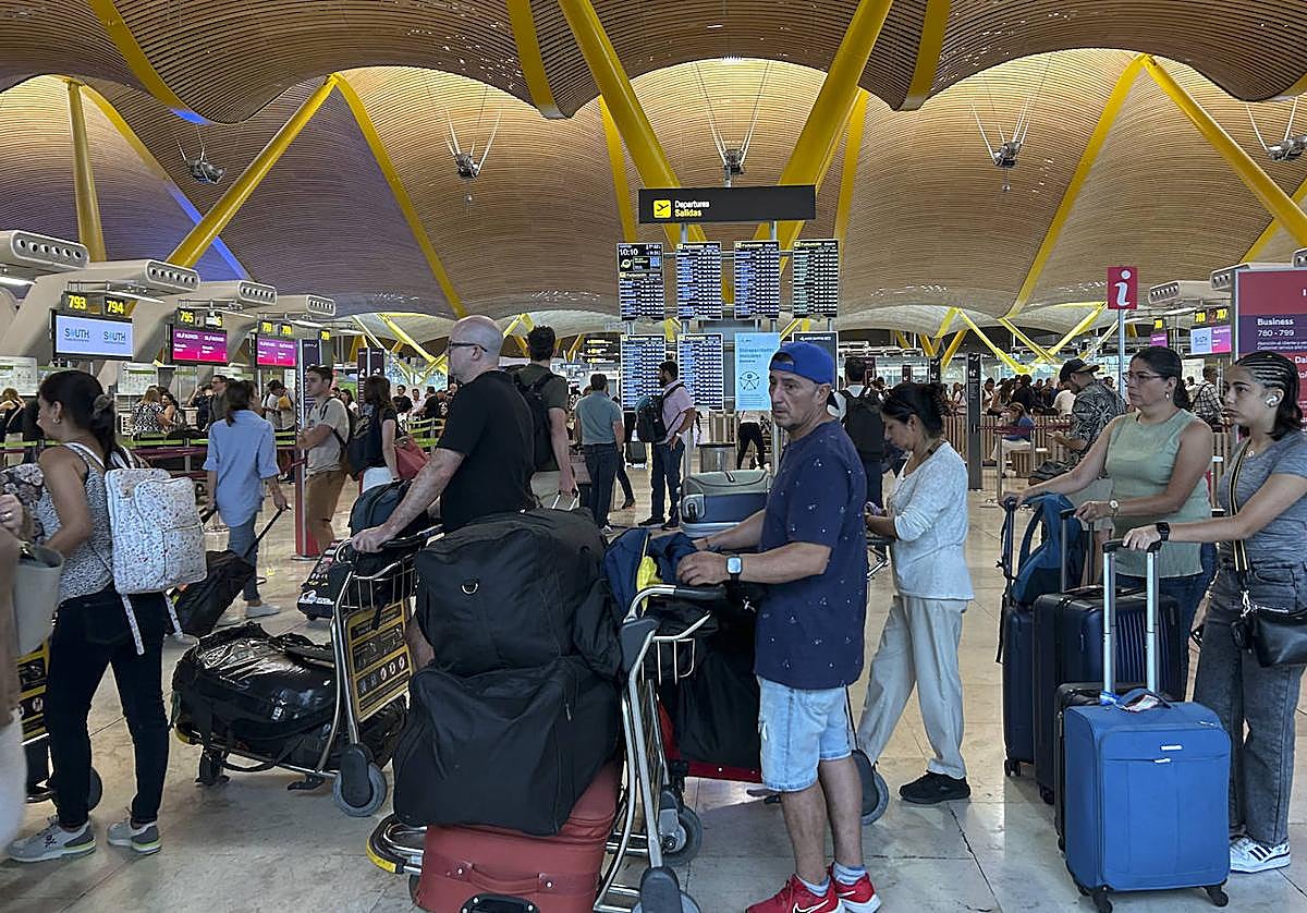 Colas en facturación en el aeropuerto de Madrid-Barajas durante la mañana tras la caída en Microsoft.