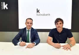 Arberas, de Kutxabank, y Galdós, de la Fundación Euskadi, firman el acuerdo este viernes.