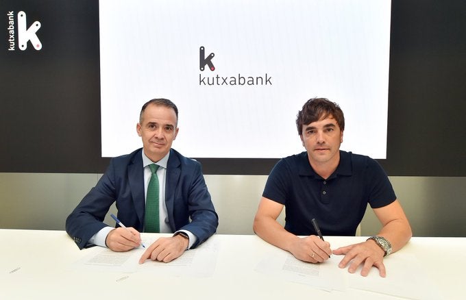 Arberas, de Kutxabank, y Galdós, de la Fundación Euskadi, firman el acuerdo este viernes.