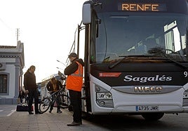 Renfe cubrirá con más de 2.500 autobuses en agosto el cierre por obras de la vía entre Irun y Donostia