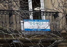 Un cartel anuncia un alquiler en un piso de Donostia.