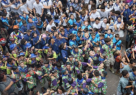 Cientos de jóvenes en el chupinazo de las fiestas este mediodía.