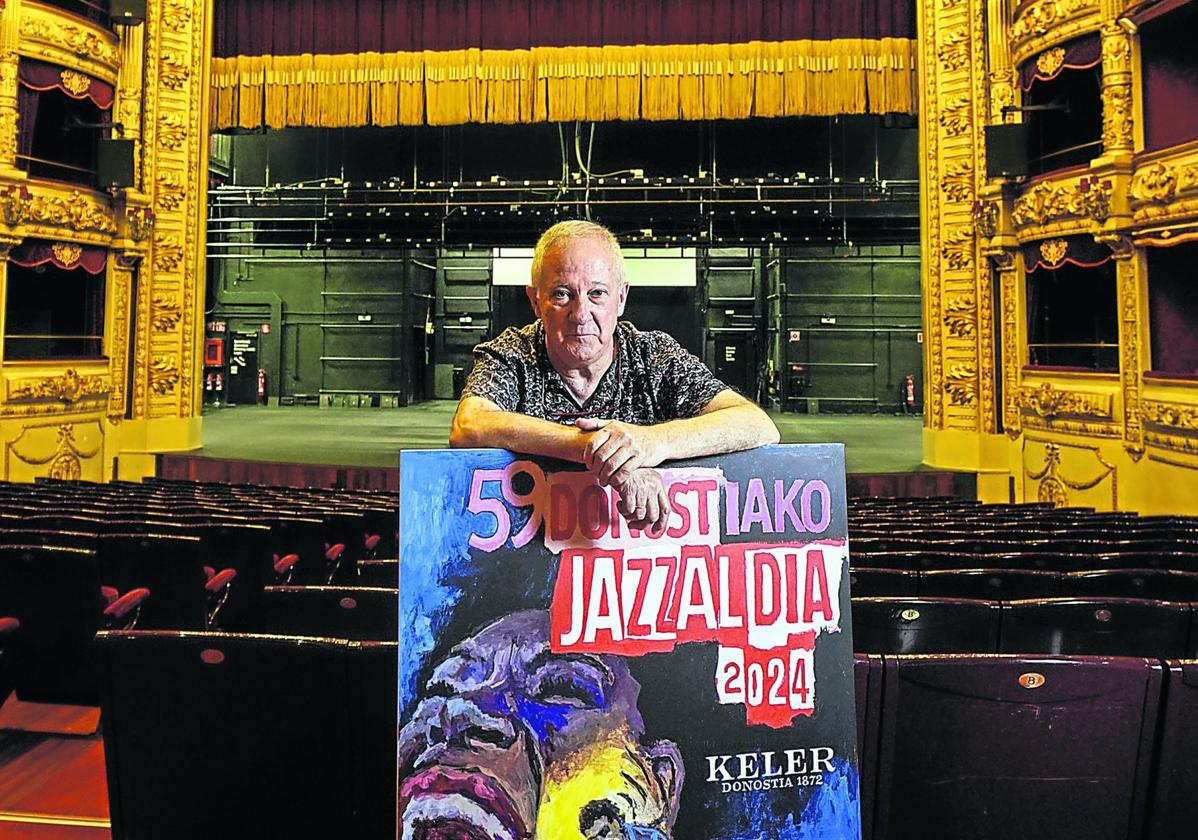 El director del Jazzaldia posa en el Victoria Eugenia con el cartel de esta edición.