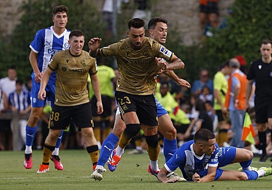 Brais Méndez pelea con Ander Guevara en el amistoso entre la Real y Alavés disputado en Laguardia.