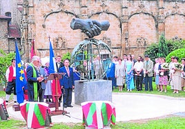 Acto inaugural de la plaza de los hermanamientos con tres placas por descubrir , el 17 de julio de 1999.
