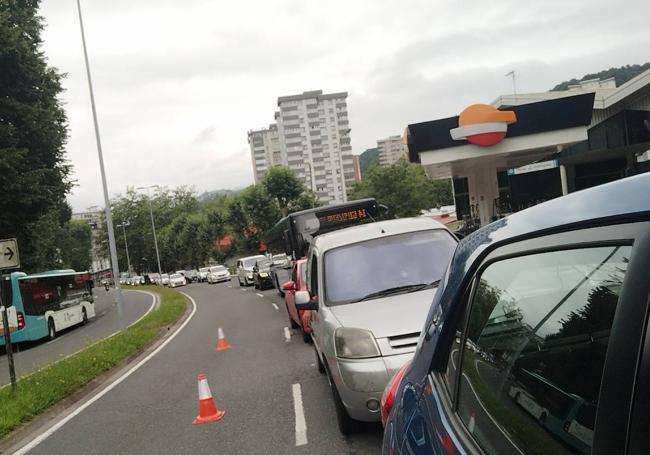Colas de coches desde Trintxerpe y Pasaia hasta el punto de regulación del tráfico en Bidebieta.