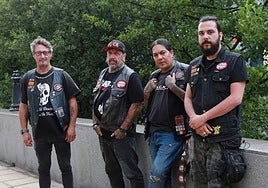 El presidente de BACA en Barcelona, segundo por la derecha, posa junto a otros tres moteros del grupo, en su visita este sábado a una familia de Urola Kosta.