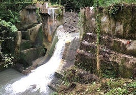 La presa de Ugarkazabaleta con el paso del agua abierto.