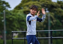 Take Kubo saluda en el anterior viaje de la Real Sociedad a Japón.