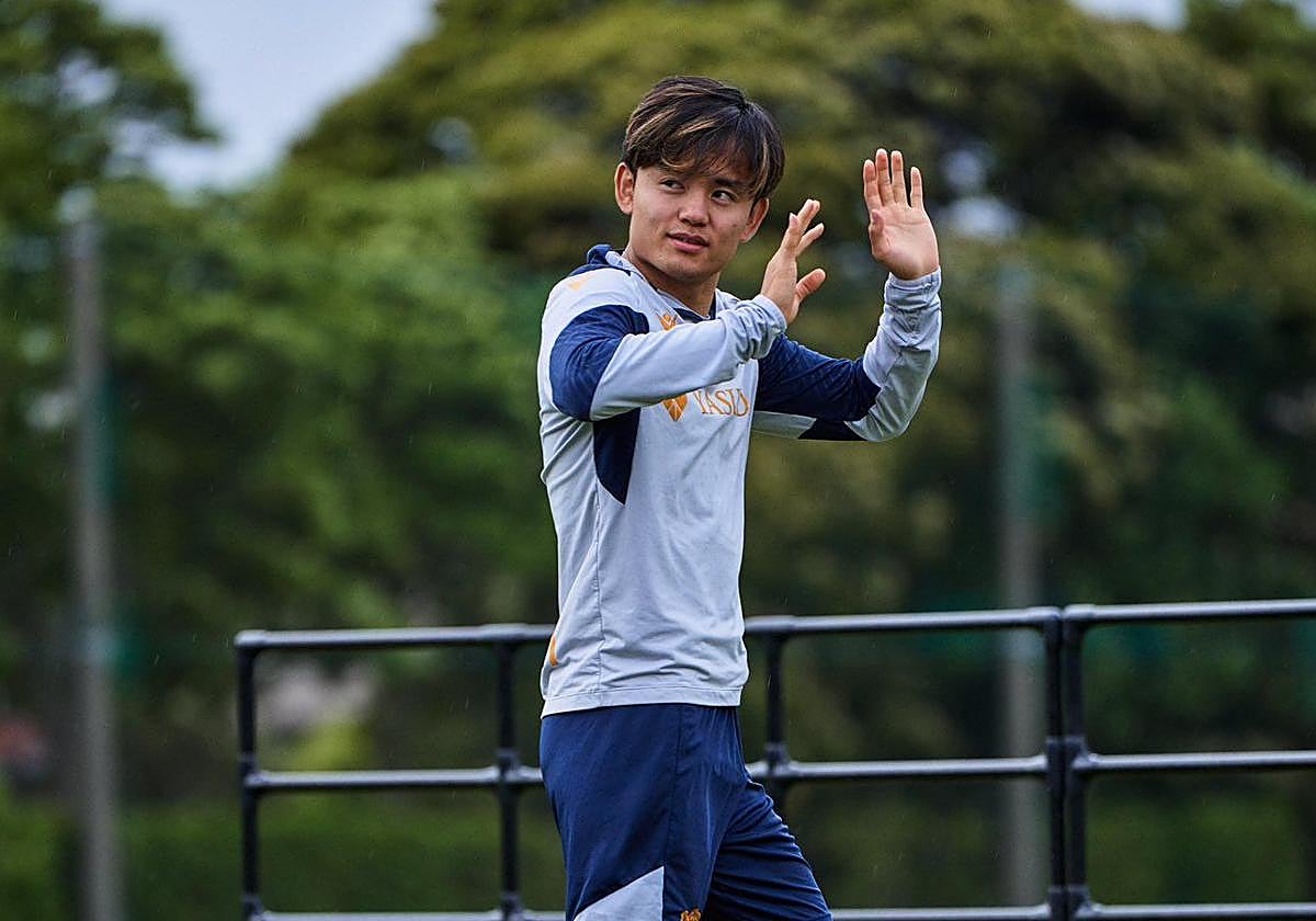 Take Kubo saluda en el anterior viaje de la Real Sociedad a Japón.