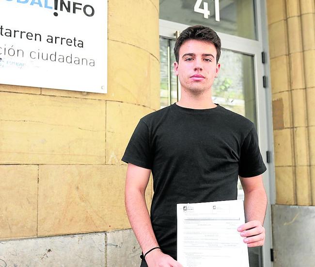 Lucas Aguirre posa frente a las oficinas de Udalinfo después de haber sido recibido sin cita previa en pocos minutos.