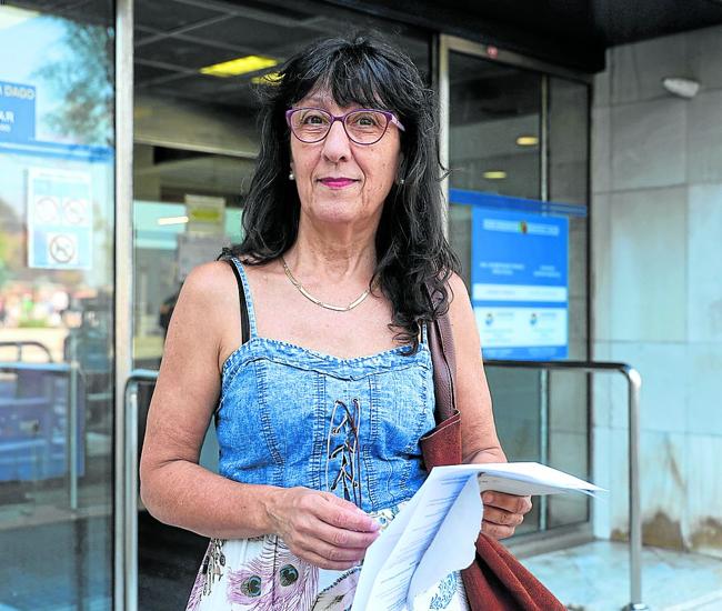 Ana Franco, ante la sede de Zuzenean.